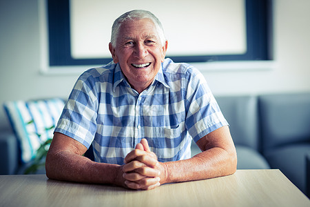 高年男子微笑的肖像男人老年老年人公寓快乐住所闲暇头发家庭退休图片