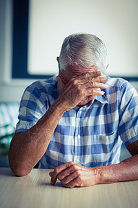 患有头痛的高级男子男人房子家庭痛苦头发苦恼公寓家庭生活老年人住所图片