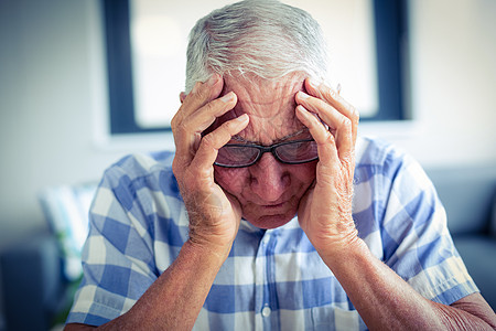 患有头痛的高级男子男人住所疾病老年头发退休愤怒男性房子痛苦图片
