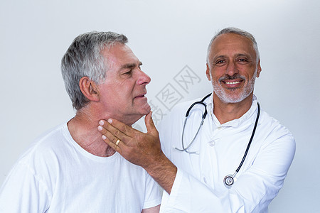 检查老年男子颈部的男医生治疗服务职业治疗师男士男性身体检查工作服退休实验图片