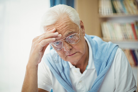 坐在桌边的可怜老人人员疾病疗养院留恋医疗窗帘苦难老年病男性退休图片