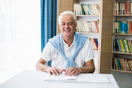 高年男子使用盲文阅读退休男性老年人老年病托儿所微笑医疗保险卫生人员住宅图片