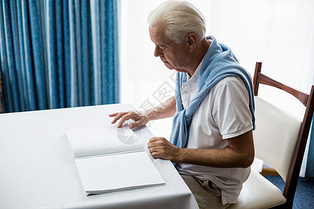 高年男子使用盲文阅读退休疗养院医疗保险老年病卫生衣柜男性托儿所专注庇护所图片