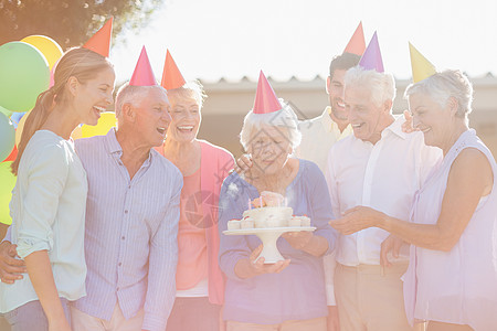 年长者庆祝生日男性女性医学老年男人人员朋友友谊微笑卫生图片