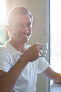 笑笑男人喝咖啡的肖像快乐服装休闲男性桌子杯子微笑餐厅咖啡饮料图片
