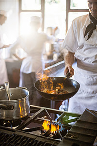 厨房炉灶厨师烹饪商业主厨油炸食物餐饮工人准备制服男性白人图片