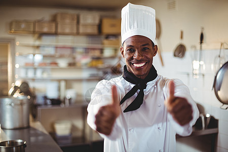 微笑的厨师举起拇指露出笑容的肖像工作餐厅男人厨房手势黑色快乐服务商业制服图片
