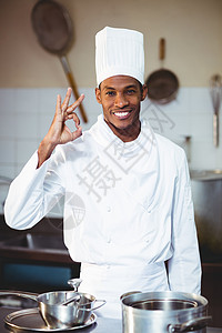 快乐的厨师做一个好兆头的肖像餐饮男性男人厨房职业餐厅工人服务手势工作图片
