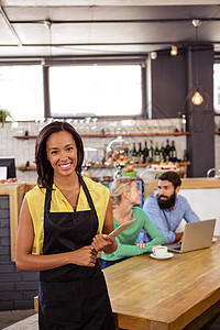 工作的女人持有平板牌的服务员平板城市生活电脑服务职业技术咖啡店笔记本食堂饮料背景