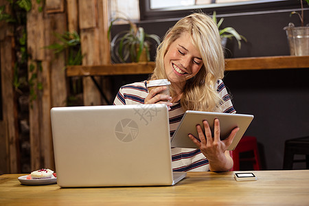 使用技术的妇女行业活动商业平板桌子手机潮人笔记本咖啡触摸屏图片