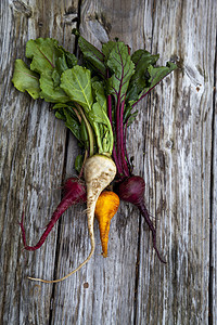 红色 橙色和黄色甜菜木头生产橙子蔬菜农场桌子健康农业背景图片