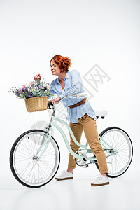 带花篮的妇女中年幸福花朵篮子女士微笑自行车白色图片
