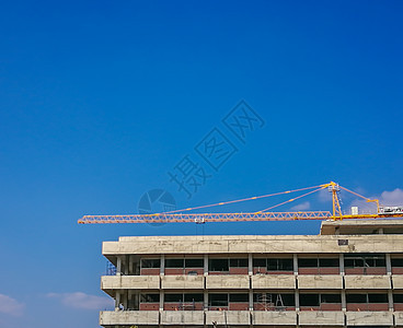 建筑工地和高塔起重机图片