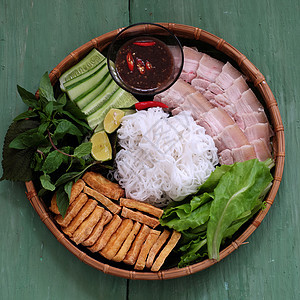 越南食物 面包豆玛姆烹饪黄瓜沙拉面条美味托盘盘子豆腐包子柠檬图片