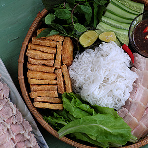 越南食物 面包豆玛姆蔬菜面条香料挂面课程烹饪豆腐沙拉黄瓜托盘图片