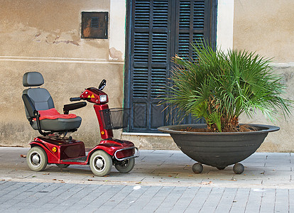 残疾人的机动轮椅汽车机动车供电老化椅子发动机大车座位植物老年运输人士图片