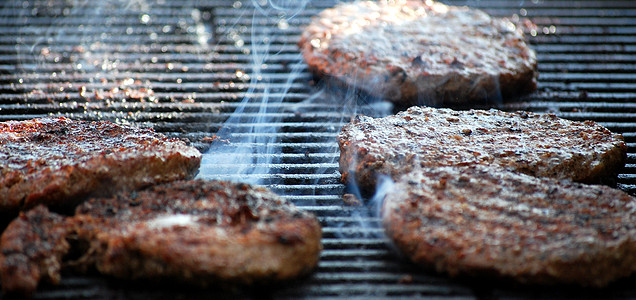 汉堡在烤架上野餐火焰炙烤食物背景图片