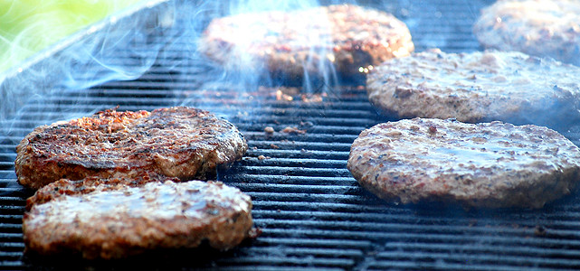 汉堡在烤架上野餐食物炙烤火焰背景图片