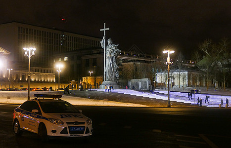 弗拉基米尔王子的纪念碑 以及冬季莫斯科交通警察在莫斯科图片