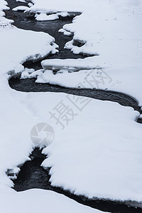 冬天的溪谷白色冰川岩石力量溪流石头黑色远足顶峰车站图片