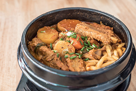 韩国香猪肋骨Spicy Pork勺子肋骨筷子餐厅桌子小菜面条盘子食物美食图片