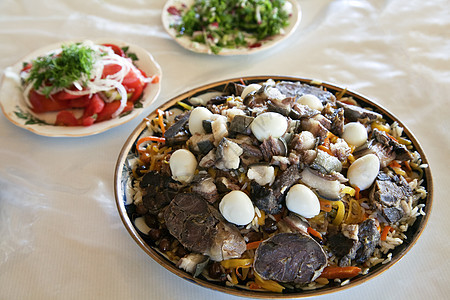 一张盘子上的乌兹别克民族瓷盘香料沙拉午餐烹饪桌子羊肉蔬菜芳香牛肉美食图片