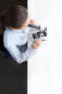 科学家与实验室显微镜一起工作的顶部视图职业分析实验工作服化学科学化学家化学品女士图片