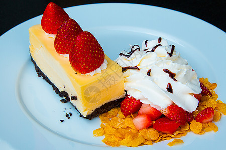 草莓芝士蛋糕奶油和巧克力喷洒海绵浆果餐厅生日水果宏观小吃叶子面包烘烤图片
