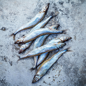 新鲜捕获的Shishamo鱼全蛋平板地产在破旧金属面包上营养菜单厨房海鲜晚餐原材料鱼片烹饪油炸海洋图片