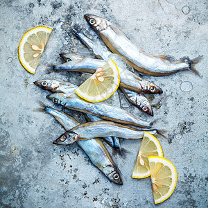 新鲜捕获的Shishamo鱼全蛋平板地产在破旧金属面包上餐厅菜单美食烹饪香菜海鲜海洋健康饮食餐饮鱼片图片