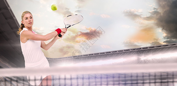 运动员用电击打网球的复合图像耐力游戏爱好绘图竞赛聚光灯体育场人群姿势闲暇图片