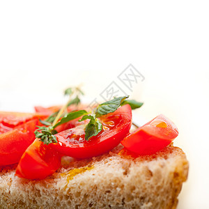 意大利番茄bruschetta小吃玻璃美食食物午餐红色草本植物面包蔬菜木头图片