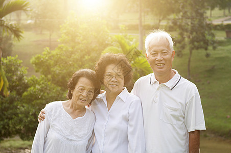 亚洲年长者团体肖像老年男人生活喜悦快乐朋友们母亲夫妻退休乐趣图片