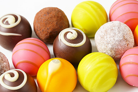 各种巧克力松露和菠萝杏仁奶糖坚果橙子味道食物棕色糖果甜点粉色图片