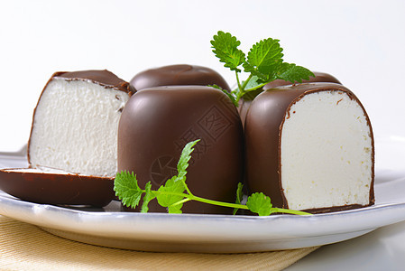 巧克力涂巧克力的棉花糖糖果奶油白色软糖蛋糕酥皮甜点食物图片