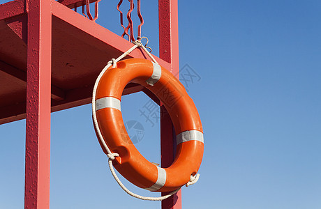 红色救援塔 用一条救生线抵挡蓝天服务天空橙子旅行海岸线海滩生活海岸警卫车站图片