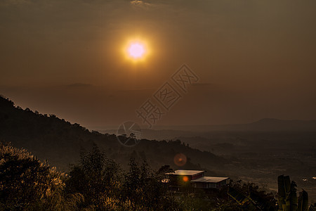 日落是山地风景远足花朵森林植物公园阳光天空地平线岩石假期图片