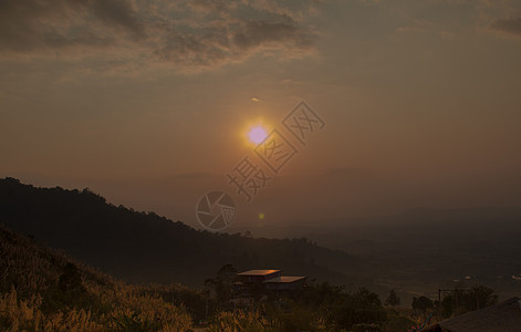 日落是山地风景地平线公园太阳远足石头天空旅行花朵森林阳光图片