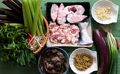 每日饭吃越南菜 mam kho米饭美味猪肉茄子熏肉家庭辣椒咸鱼香料香茅图片