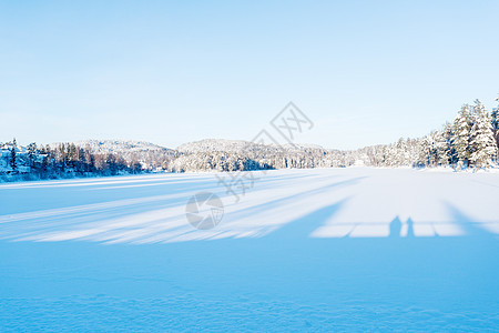 日落时冬冷冻湖图片