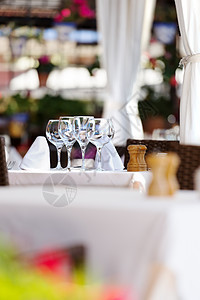 餐厅里装的杯子银器咖啡店桌子餐具盘子用餐玻璃午餐餐巾水晶图片