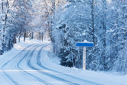 冬季公路上的空路标季节森林美丽天空车道蓝色自由天气阴霾薄雾图片