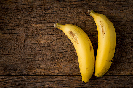 木制桌上有两根成熟的香蕉图片