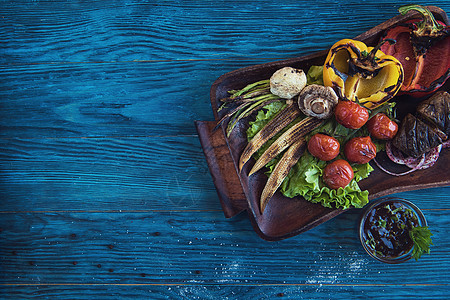 盘中灰色蔬菜烧烤营养木板烹饪茄子玉米美食食物炙烤盘子图片