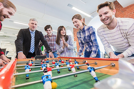 玩桌球的人商业友谊娱乐闲暇团队竞赛足球办公室团体成人图片