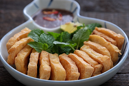 家庭用餐 炸豆豆腐和虾糊产品菜单豆腐大豆课程午餐黄色盘子美食营养图片