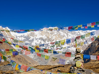 Annapurna I山峰 在祈祷旗的背景上图片