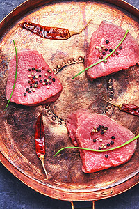 煎锅中的原牛排牛肉厨房腰部胡椒红色炙烤平底锅动物烧烤牛扒图片