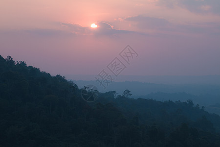 山中的日落场景太阳公园橙子树木旅行阳光季节森林国家图片