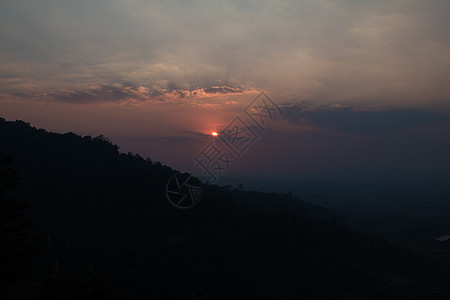 山中的日落天空公园太阳场景山脉森林旅行阳光天堂树木图片